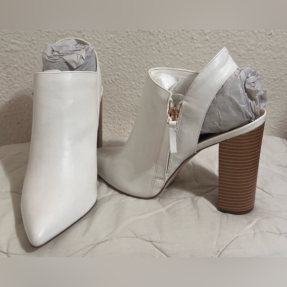 EUC Katherine Booties with wooden Heel size 10 White
**CALL OUT ON LEFT SHOE** - Picture 4 of 6